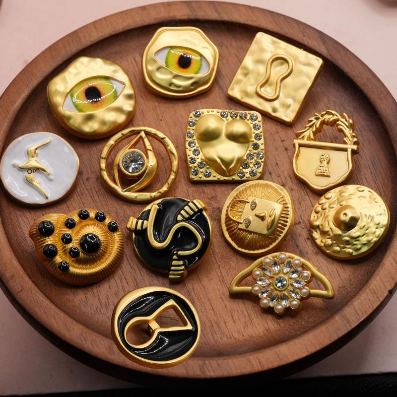 Craft Embellishments - Vintage Metallknopf in Herzform mit künstlerischem